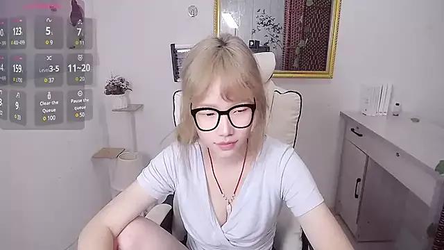 Q_mini from StripChat is Freechat