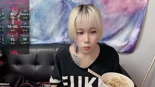 QQ-love13 from StripChat