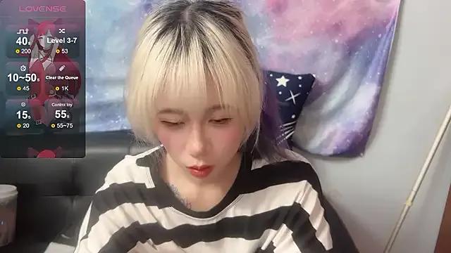 QQ-love13 from StripChat