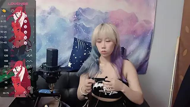 QQ-love13 from StripChat