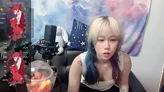 QQ-love13 from StripChat
