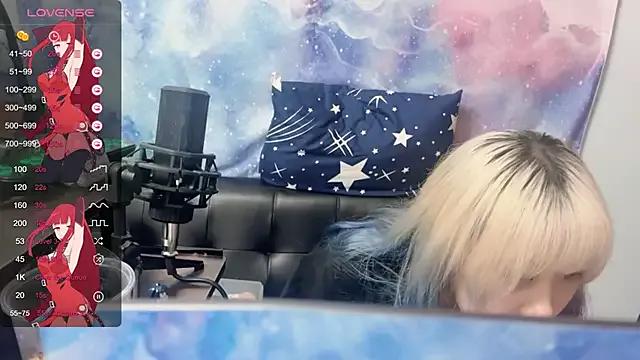 QQ-love13 from StripChat