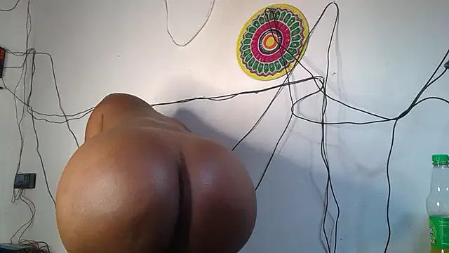 Queen-BEEE from StripChat