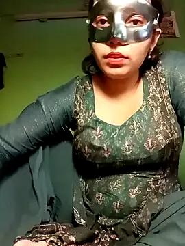 Queen-pari from StripChat is Freechat