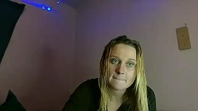 Queen2454 from StripChat
