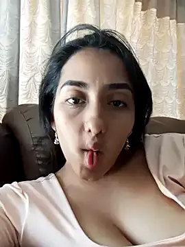 Queen_sofya from StripChat is Freechat