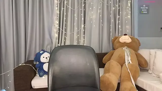 queenasian on StripChat 