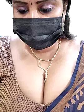 Queenflowerr from StripChat