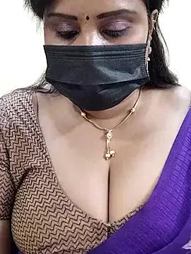 Queenflowerr from StripChat