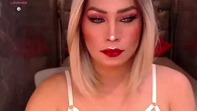 QueenGia_Ts from StripChat