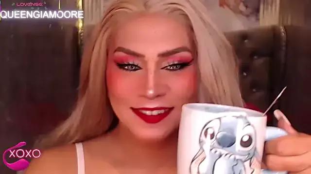 QueenGia_Ts from StripChat