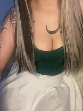queenlo_xxx from StripChat