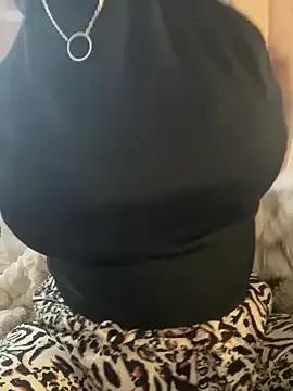 queenlo_xxx from StripChat is Freechat