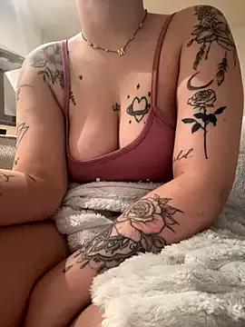queenlo_xxx from StripChat