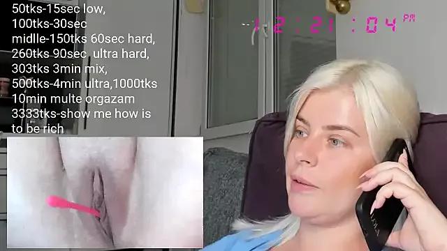 queenofthenighttt from StripChat is Freechat
