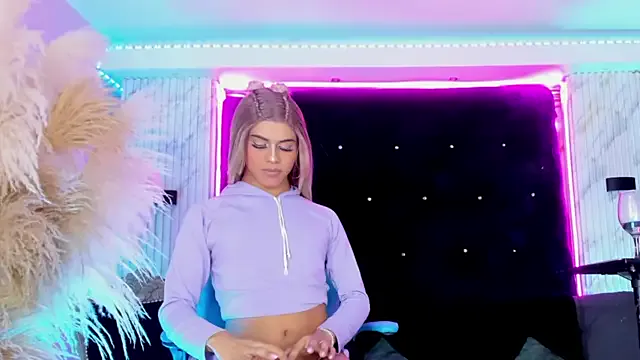 Queens_Wonders_Blonders from StripChat is Freechat