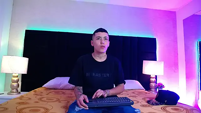 Raven_Cox from StripChat is Freechat