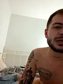 rebebia13 on StripChat 