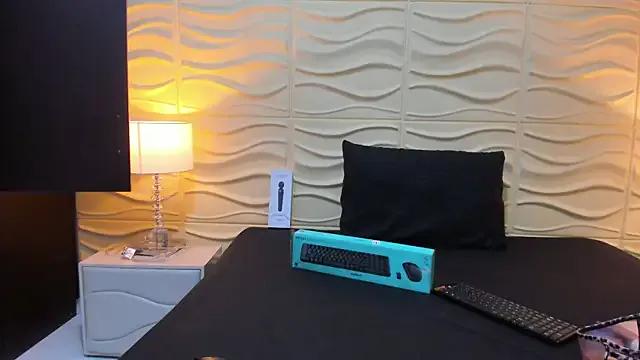 ReinaMiah from StripChat is Freechat