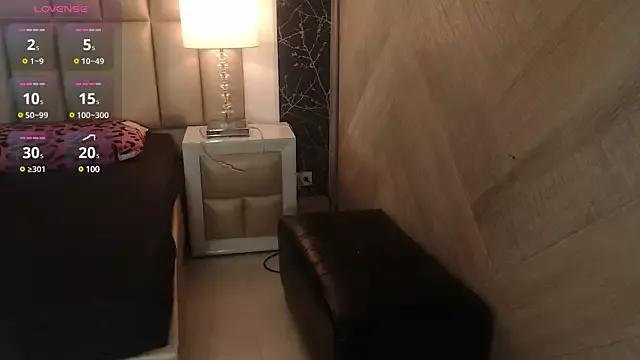ReinaMiah from StripChat is Freechat