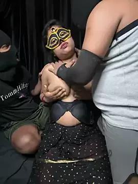Romantic_3some from StripChat is Freechat