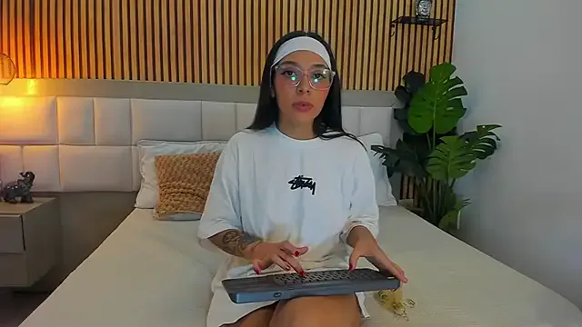 Roseaurora from StripChat is Freechat