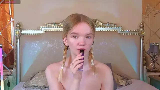 RosesKate from StripChat is Freechat