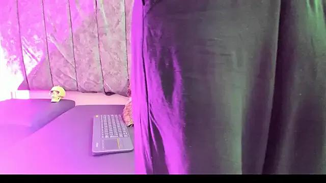 Rowan_Mills from StripChat is Freechat
