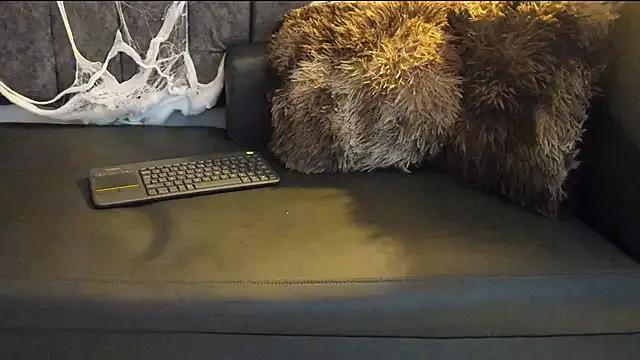 Rowan_Mills from StripChat is Freechat