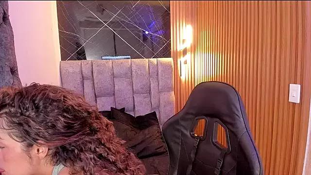 roxanne_dl from StripChat is Freechat
