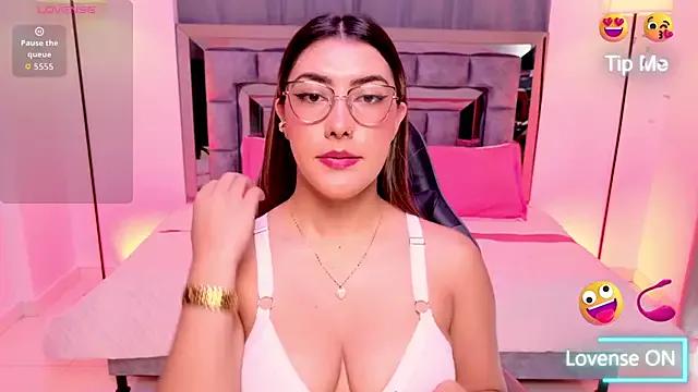 Sabrina_DeLucca from StripChat is Freechat