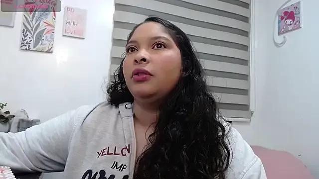 samanta-rosee from StripChat is Freechat