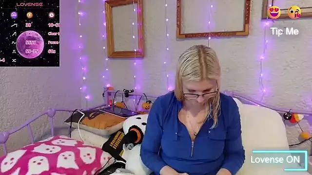 samanthamalichite from StripChat is Freechat