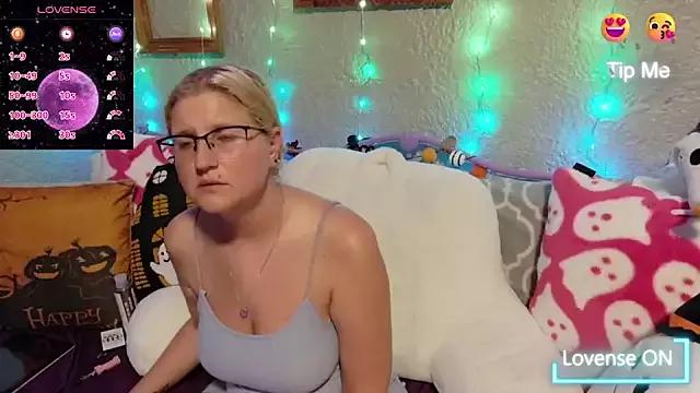 samanthamalichite from StripChat is Freechat