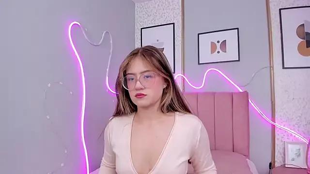 SamanthaPeachs from StripChat is Freechat