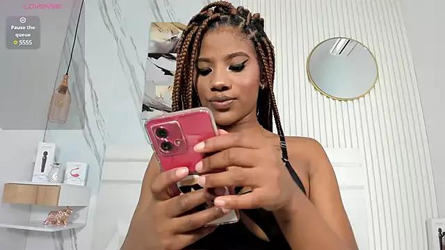 Sara_Lewwis from StripChat