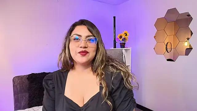 Saraa_carter from StripChat is Freechat