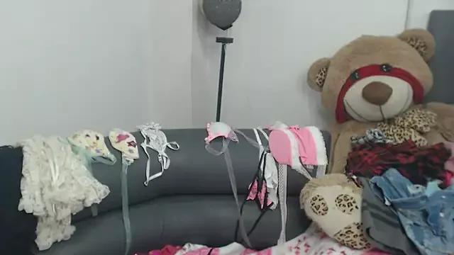 sarah_lovesu from StripChat
