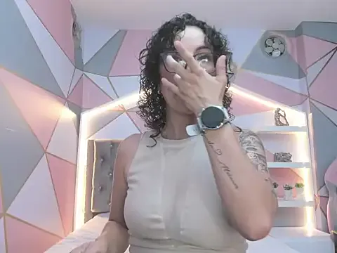 sarah_sluty on StripChat 