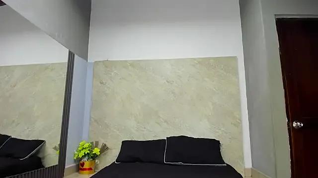 Sarahh-19 from StripChat is Freechat