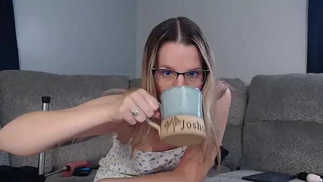 Sarahtineke from StripChat is Freechat