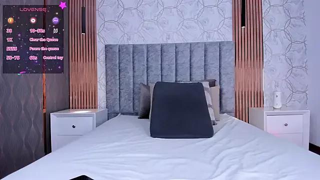 sarahyessica from StripChat