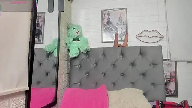 SaraTrump from StripChat