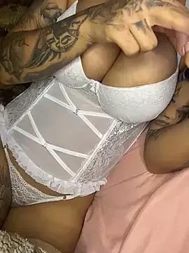 Sarinha_greluda from StripChat is Freechat