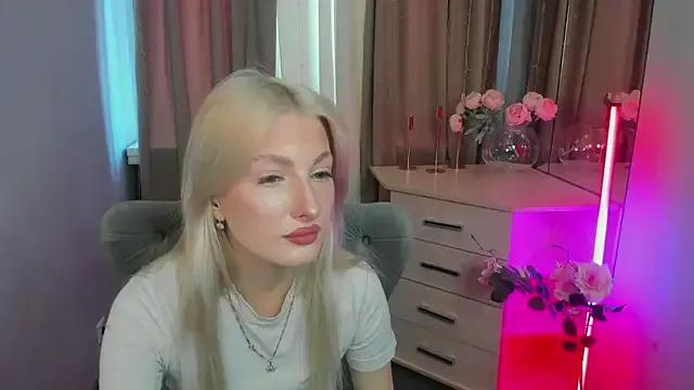 Sarrah_blush from StripChat is Freechat