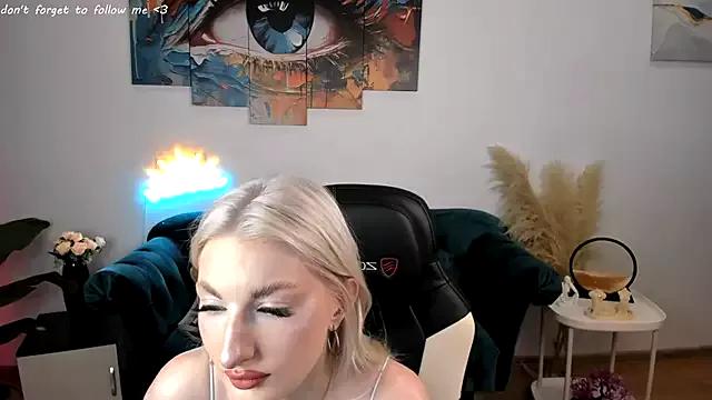 Sarrah_blush from StripChat