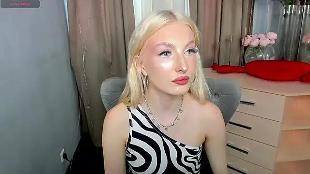 Sarrah_blush from StripChat