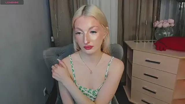 Sarrah_blush from StripChat