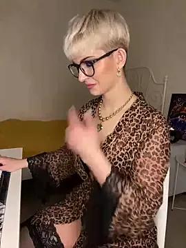 SavageLily from StripChat
