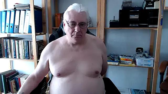 SchwanzhureXXL from StripChat is Freechat